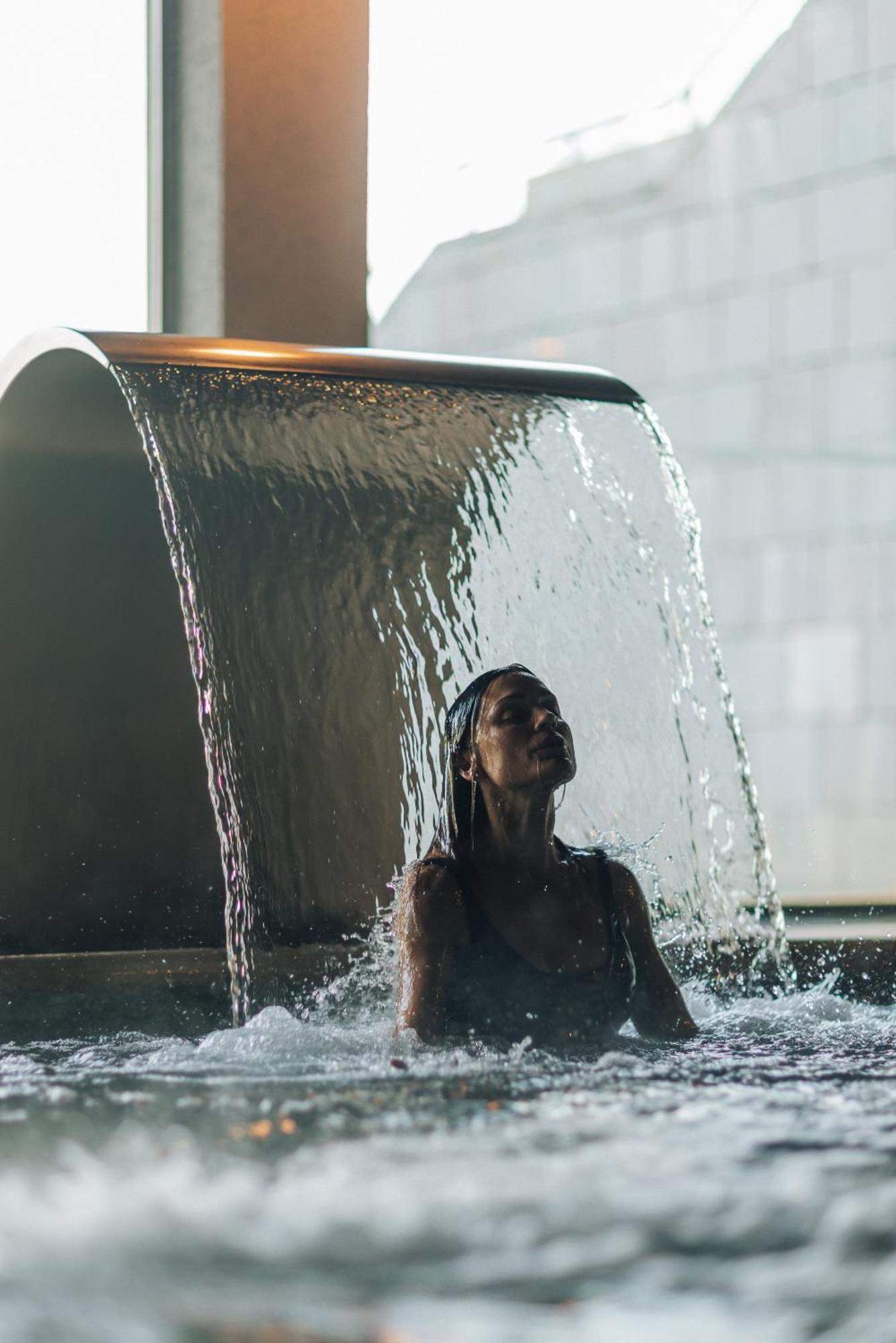فندق Gran Melia Iguazu بويرتو إجوازو المظهر الخارجي الصورة A woman under a shower